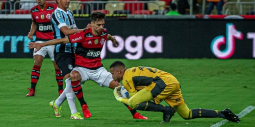 Sem atuar desde julho, Rodrigo Caio realiza primeiro treino completo junto ao elenco do Flamengo