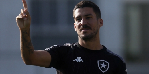Sem cair nas graças da torcida, Marcinho deixa o Botafogo e clube alivia folha salarial