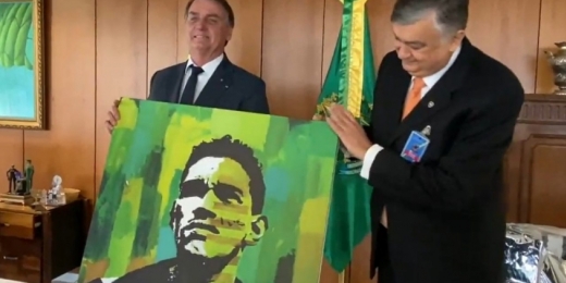 Sem máscaras, presidente do Botafogo dá presentes e agradece a Jair Bolsonaro por clube-empresa