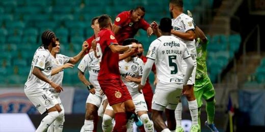 Sem vencer a cinco jogos no Brasileirão, Palmeiras empata com Bahia e cai para 4º lugar