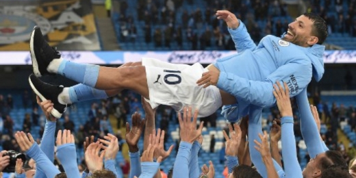 Sergio Agüero se despede do Manchester City em festa do título; confira