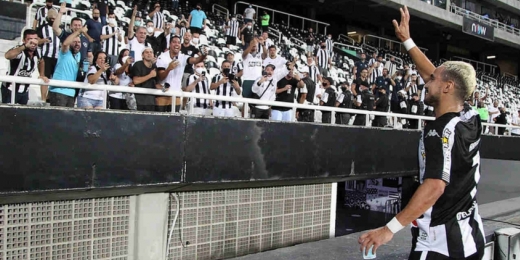Sob aplausos, Rafael realiza sonho de criança e estreia pelo Botafogo