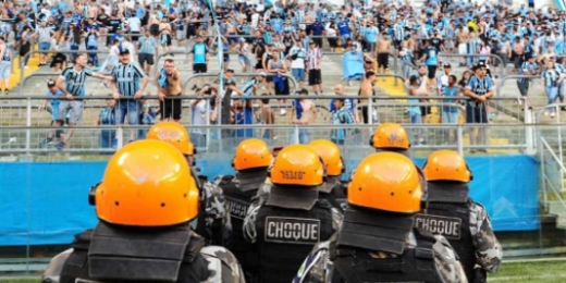 Súmula de Grêmio x Palmeiras tem relato de invasão de campo e ofensas de Rafinha