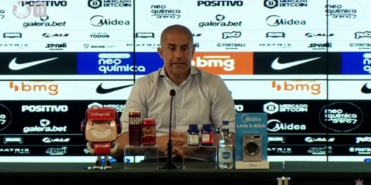 Sylvinho admite que pode mudar esquema do Corinthians: 'Não me apego a sistema tático'