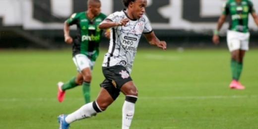 Sylvinho comenta posicionamento de Willian na reestreia pelo Corinthians
