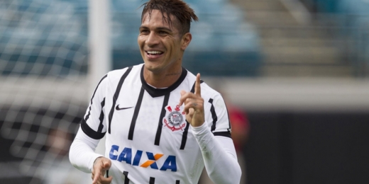Sylvinho desconversa sobre suposto interesse do Corinthians na volta de Guerrero: 'É atleta de outro clube'