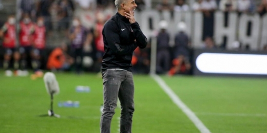 Sylvinho é o terceiro técnico consecutivo a ser demitido do Corinthians após derrota em clássico