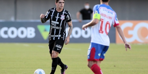 Sylvinho explica posicionamento de Fagner no Corinthians: 'Tem maior habilidade defensiva'