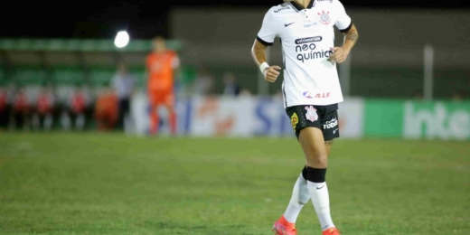 Sylvinho rasga elogios para Fábio Santos no Corinthians: 'Prazer ser treinador dele'