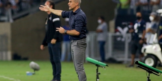 Sylvinho se despede do Corinthians e agradece torcida pela 'paixão e apoio incondicional ao time'