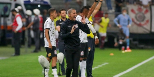 Sylvinho vê Corinthians 'muito ofensivo' contra o Santo André e abafa críticas da torcida