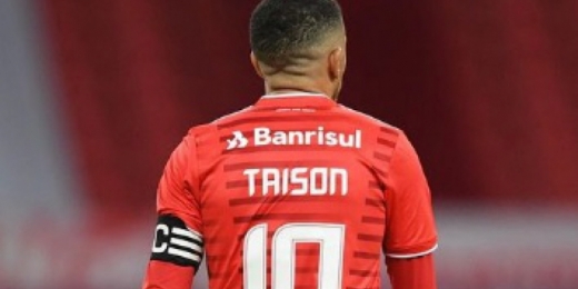 Taison comemora primeiro gol no retorno ao Internacional