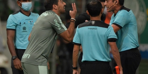 Técnico do Athletico dispara contra Abel Ferreira após derrota para o Palmeiras na Recopa: 'Idiotice'