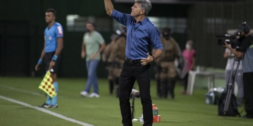 Técnico do Flamengo se revolta com arbitragem em empate: 'Bater no Renato é mole, né? Cadê o Gaciba?'
