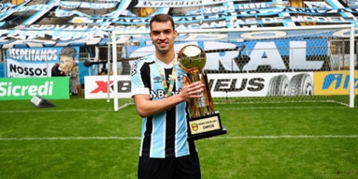 Titular na decisão, zagueiro da base do Grêmio comemora a Recopa: 'Mais uma taça na galeria do clube'