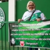 Torcedora do Palmeiras leva faixa em homenagem aos jogadores e ganha a atenção de Abel Ferreira; assista