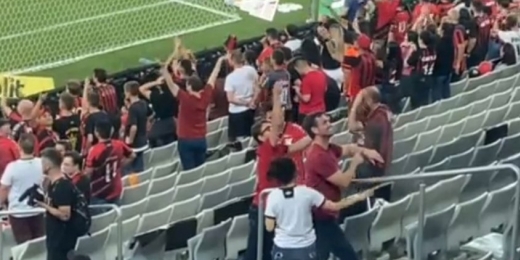 Torcedores do Athletico são flagrados em atos racistas durante final da Copa do Brasil