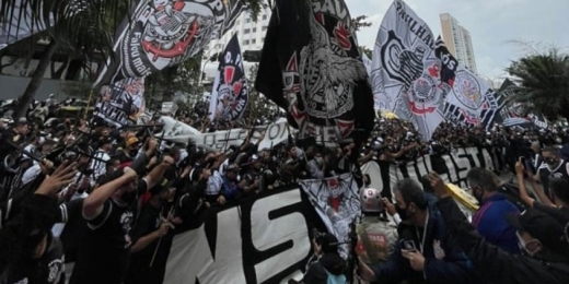 Torcedores do Corinthians protestam com faixas no CT e na sede do clube