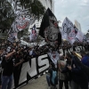 Torcedores do Corinthians voltam a protestar em frente à sede do clube