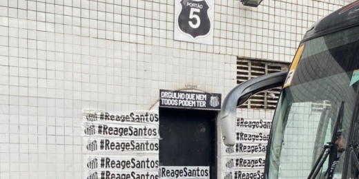 Torcedores do Santos lançam sal grosso na Vila Belmiro antes de jogo decisivo