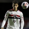 Torcedores do São Paulo perdem a paciência com Vitor Bueno após pênalti perdido e empate na Libertadores