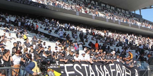 Torcida do Corinthians entoa cânticos homofóbicos no Majestoso e clube faz advertência pelo sistema de som