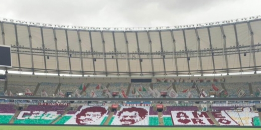 Torcida do Fluminense prepara mosaico de carrascos do Flamengo antes de final do Carioca