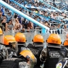 Torcida do Grêmio invade o campo após derrota para o Palmeiras e quebra cabine do VAR