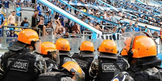 Torcida do Grêmio invade o campo após derrota para o Palmeiras e quebra cabine do VAR