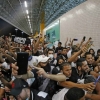 Torcida do Vasco em Aracaju festeja chegada do time para jogo contra o Confiança