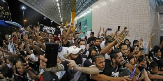 Torcida do Vasco em Aracaju festeja chegada do time para jogo contra o Confiança