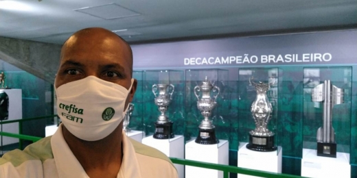 Treinador do Palmeiras Sub-17, Orlando Ribeiro visita sala de troféus e analisa: ‘É uma responsabilidade grande’