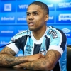 Treinador que ‘lançou’ Douglas Costa pede calma a torcedor do Grêmio no retorno