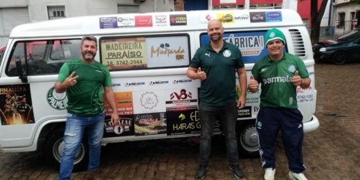 Trio de torcedores do Palmeiras viaja cerca de 2,5 mil km de Kombi para assistir à final da Libertadores