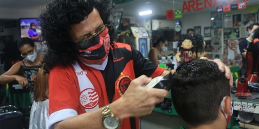 Uma manhã com Mauro Shampoo, ex-camisa 10 do 'Pior Time do Mundo', em sua barbearia no Recife