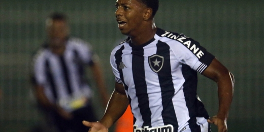 Valladolid, clube de Ronaldo, e Vitória de Guimarães fazem consulta por Ênio, do Botafogo