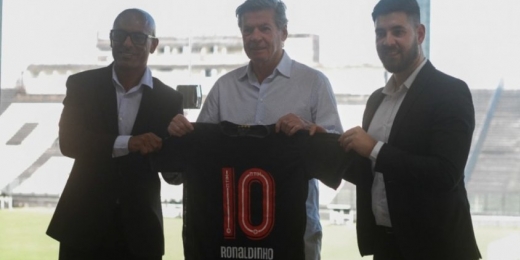 Vasco anuncia patrocínio de dois anos com empresa de bebidas energéticas; Ronaldinho é o embaixador da marca