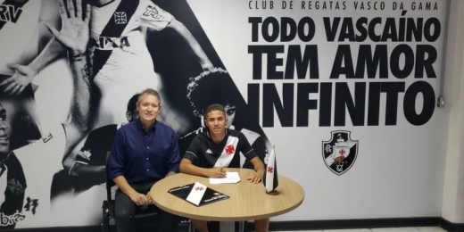 Vasco assina primeiro contrato profissional de Paulinho, do sub-17
