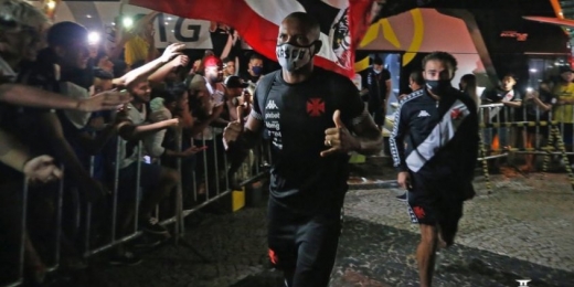 Vasco é recebido com festa em São Luís; Edimar revela espírito para vencer o rival: 'Foco e concentração'