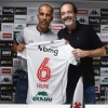 Vasco presenteia Felipe, técnico do Bangu, em sua volta a São Januário: ‘Sempre será bem-vindo à sua casa’