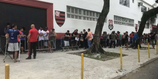 Venda de ingressos para Vasco x Flamengo é problemática e com filas; 30 mil entradas já foram vendidas
