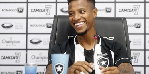 Versatilidade, comprometimento e campeão: como Tchê Tchê chega ao Botafogo