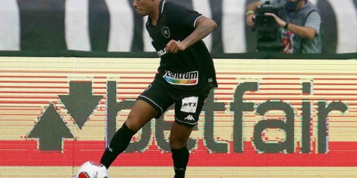 Vitinho, do Botafogo, sofre lesão multiligamentar no joelho e só retorna em 2023