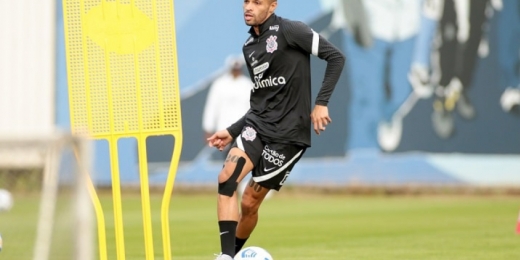 Vitinho sai na frente de Roni por vaga no time titular do Corinthians contra o Fluminense