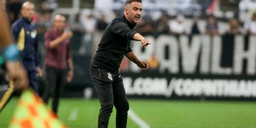 Vítor Pereira explica opção por esquema no Corinthians com três zagueiros: 'Não desgasta tanto'