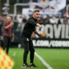 Vítor Pereira explica opção por esquema no Corinthians com três zagueiros: ‘Não desgasta tanto’