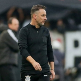 Vítor, técnico do Corinthians, esclarece declaração sobre o desejo de treinar o Liverpool: ‘Não fui feliz’