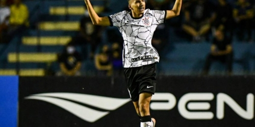Volante do Corinthians comenta sensação de estrear na Copinha diante da Fiel: 'Jamais vou esquecer'