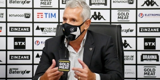 VP do Botafogo fica na bronca com a arbitragem após erros e destaca: 'Podem derrubar um árduo trabalho'