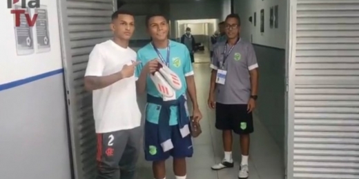 Wesley, do Flamengo, doa chuteira a jogador do Floresta: 'Sempre que eu puder ajudar os outros, eu vou ajudar'